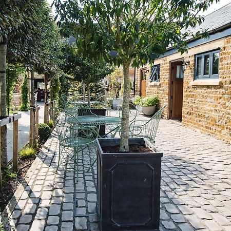 The George Inn Barford St Michael Exterior foto The courtyard at The Old Post Office