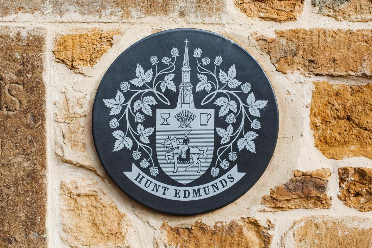 The George Inn Barford St Michael Exterior foto Hunt Edmunds' coat of arms