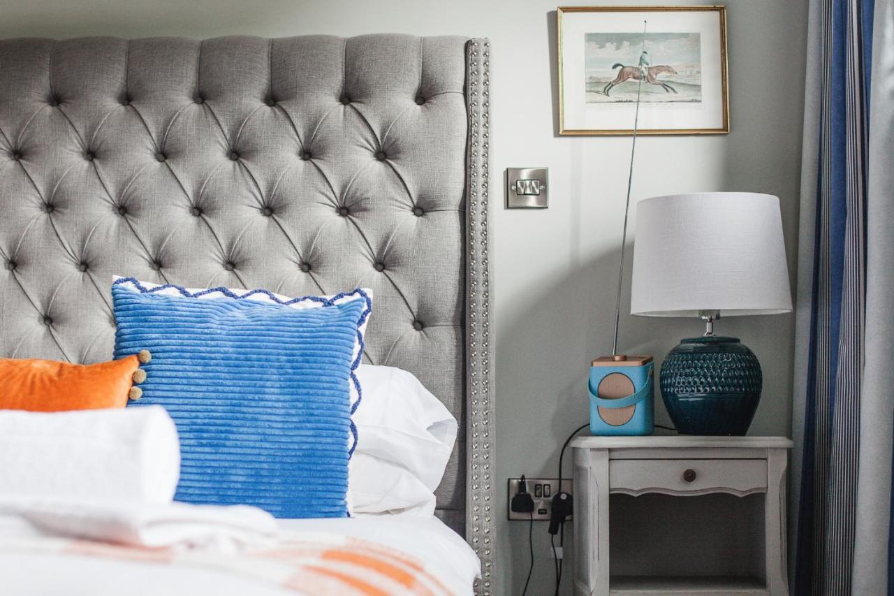 The George Inn Barford St Michael Exterior foto A bedroom with a bedside table