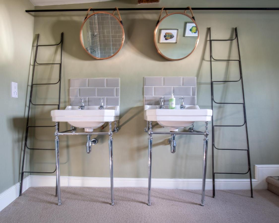 The George Inn Barford St Michael Exterior foto A pair of decorative metal ladders