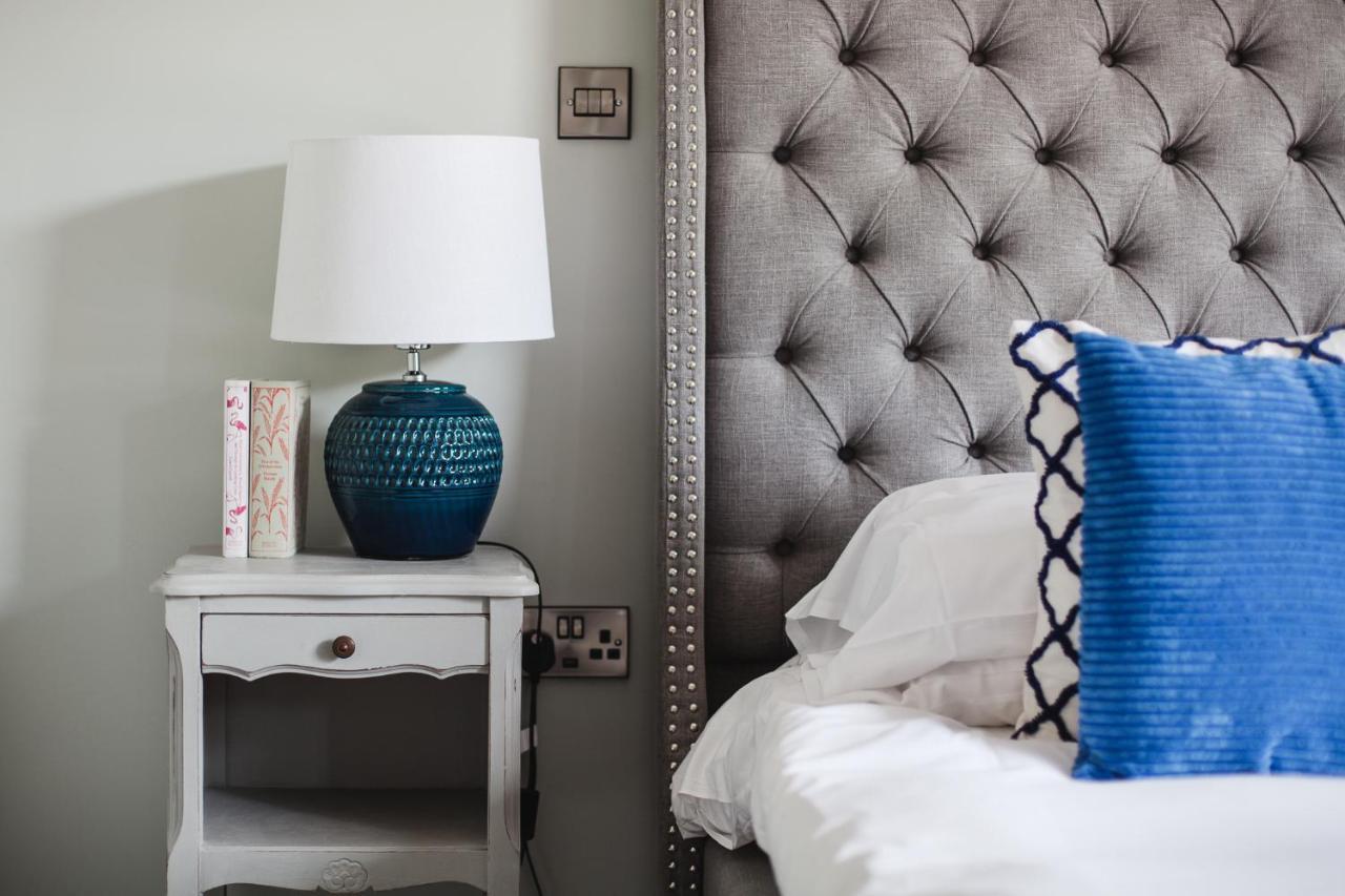 The George Inn Barford St Michael Exterior foto A bedside table