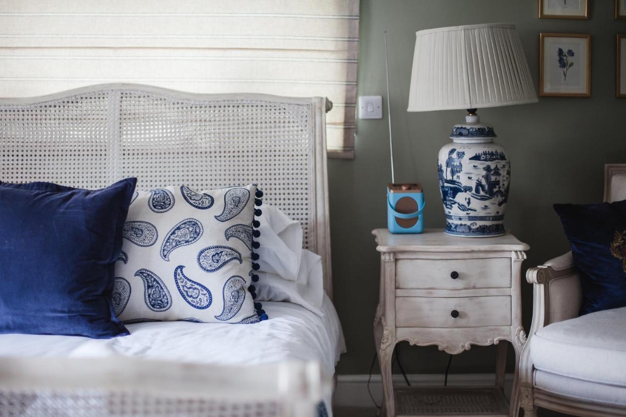 The George Inn Barford St Michael Exterior foto A bedroom with a blue and white colour scheme