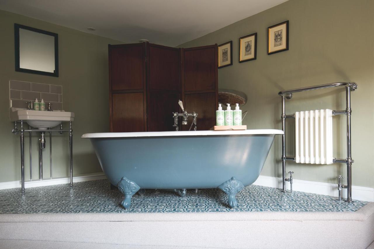 The George Inn Barford St Michael Exterior foto A freestanding bathtub