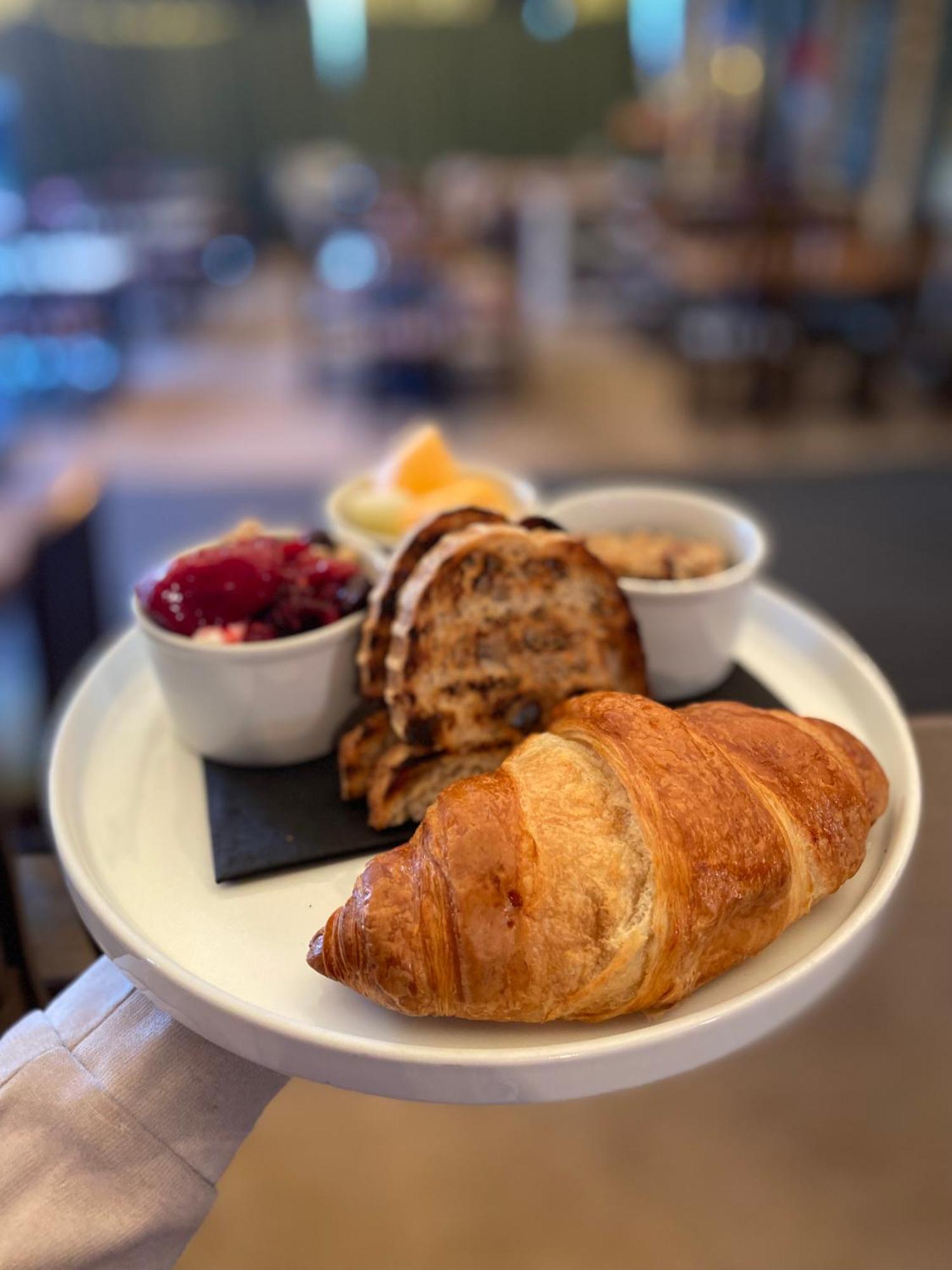 The George Inn Barford St Michael Exterior foto Croissant and jam